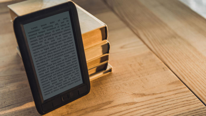  e-reader "title =" e-reader "/> </div>
<ul>
<li><strong> ما به زودی می توانیم از دستگاههای الکترونیکی که می توانند چندین رنگ را تولید کنند ، لذت ببریم. </strong></li>
<li><strong> این در را به روی بخش آموزش ، ساعت های هوشمند باز می کند. </strong></li>
<li><strong> فناوری جدید برای E-Ink تبدیل به انقلابی می شود ، زیرا یک معلول سنگین در حال برداشته شدن است. </strong></li>
</ul>
<p> نمایشگرهای الکترونیکی (جوهر الکترونیکی) به لطف مجموعه ای از مزیت های بالای نمایشگرهای LCD معمولی ، باعث ایجاد زمینه در زمینه خوانندگان کتاب الکترونیکی در یک دهه گذشته شده است که به دلیل شیوه کار با تغییر شارژ الکتریکی روی کپسول های میکرو که حاوی رنگدانه های جوهر مخالف هستند از ذرات سیاه و سفید ، آنها انرژی بسیار کمی مصرف می کنند. با تشکر از این ، سالها قبل می توان از خواندن کتاب لذت برد و باتری خواننده کتاب الکترونیکی را تغییر داد. علاوه بر این ، و از آنجا که آنها تابش نمی کنند ، باعث خستگی چشم نمی شوند. و به همین دلیل به آنها «کاغذ الکترونیکی» نیز گفته می شود. </p>
<p> یکی از محبوب ترین ص محصولاتی که از فناوری E-Ink استفاده کرده اند ، مجموعه کتابخوان های الکترونیکی Kindle در آمازون بود که براساس آن مردم از خواندن کتاب ، روزنامه ، مجله و انواع محتوای نوشتاری لذت می بردند. در سال 2011 ، آمازون اعلام كرد كه آنها كتاب های دیجیتالی بیشتری نسبت به نسخه های چاپی می فروشند و بخشی از این انفجار تجاری به لطف فناوری نمایش كیندل است. با این حال ، یک اشکال اساسی E-Ink ناتوانی در نمایش / تولید رنگها باقی مانده است. بسیاری از مردم به راحتی نمی توانند این واقعیت را درک کنند که نمی توانند از تصاویر رنگارنگ روی کتاب لذت ببرند ، بنابراین مجلات تصویرگری و هنری ، کمیک ها و کتاب های کودکان از این مسئله غافل بودند. </p>
<p> E-Ink بالاخره قصد دارد این مضرات را بر طرف کند. با فناوری جدید رنگی e-paper که به زودی وارد بازار کتابخوان های کتاب الکترونیکی و همچنین دستگاه های دیگر مانند ساعت های هوشمند می شود. طبق برآوردهای این شرکت ، فناوری جدید پیش بینی شده است تا در Q2 2020 وارد انبوه شود و اولین محصولات مستقر در آن تا Q3 2020 وارد بازار خواهد شد. در ویدئوی زیر نمایشگر رنگی E-Ink بصورت گسترده نمایش داده شده است ، و در حالی که ممکن است لحن ها به صورت فک و روشن کاملاً واضح نباشند و صفحه نمایش هنوز هم از نظر شخصیتی کند است ، اما فناوری جدید هنوز چیزی جز جذاب نیست. </p>
<p><noscript><iframe title=