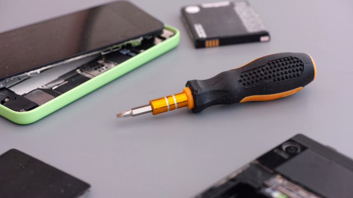  باتری "title =" باتری "/> </div>
<ul>
<li><strong> اتحادیه اروپا می خواهد پسماندهای الکترونیکی و روند جایگزینی تلفن های هوشمند بی فکر را کاهش دهد ، بنابراین آنها می خواهند باتری ها را جایگزین کنند. </strong></li>
<li><strong> تلفن های هوشمند می توانند دوباره سکسی و حجیم تر شوند ، حداقل در نسخه های اروپایی آنها. </strong></li>
<li><strong> تعویض باتری باعث به وجود آمدن عمر جدید در دستگاه های قدیمی می شود و استهلاک ارزش آن را در چک نگه می دارد. </strong></li>
</ul>
<p> پس از تکان دادن دنیای تولید تلفن های هوشمند با رأی دادن به یک شارژر جهانی ، پارلمان اتحادیه اروپا است. اکنون بر اساس همان منطق کاهش بار در محیط و همچنین برای محافظت از مصرف کنندگان از تعویض محصولات خود ، اغلب اتحادیه اروپا ممکن است به زودی این امر را برای تولید کنندگان تلفن های هوشمند اجباری کند که باتری را تولید کنند. جایگزین کردن دستگاههای آنها آسانتر است. این اطلاعات از طرح پیشنهادی اتحادیه اروپا ناشی می شود که می تواند به زودی برای بررسی و رأی گیری ظاهر شود. بازیگرانی که باید نسخه های اتحادیه اروپا را برای دستگاه های خود آماده کنند. عمل ساختن باتری های غیر قابل تعویض باعث شده است که تولید کنندگان بتوانند آنها را در کیسه های مخفی ، در داخل روده های گوشی هوشمند پنهان کنند. این دستگاه ها را بسیار نازک تر می کند ، زیرا باتری ها دیگر نیازی به محفظه پلاستیکی ندارند. علاوه بر این ، به طور کلی باعث افزایش ظرفیت برای همان حجم می شود و از فضای داخلی تلفن ها با عدم استفاده کاربران از داخل و خارج کردن اوقات ، محافظت می کرد. با این حال ، باتری های غیر قابل جابجایی با مجموعه ای از مضرات همراه هستند که مصرف کننده و آژانس های محافظت از آنها را آزار می دهد. </p>
<p> اولا ، آنها قابل تعویض نیستند یا هزینه جایگزینی بسیار زیادی دارند. با توجه به اینکه یک باتری مدرن Li-Po حدود سه سال دوام خواهد داشت و یک Li-Ion به مدت پنج سال نیز خواهد بود ، تلفن هوشمندی که در غیر این صورت تا 20 سال عمر می کند ، عمر سرویس آن را به یک چهارم یا کمتر کاهش می دهد. علاوه بر این ، و از آنجا که این باتری ها فقط در حدود 500 چرخه تخلیه / شارژ خوب هستند ، ارزش فروش مجدد دستگاه ها به سرعت کاهش می یابد. همه اینها باعث می شود محصولات به سرعت کاهش یابد و مصرف کنندگان را در چرخه خریدهای مکرر از محصولاتی که از نظر کیفی مشابه هستند به دام بیندازند. به این واقعیت افزوده شود که هیچ چیزی در تلفن های هوشمند برای بازیافت آسان طراحی نشده است و مشکل بزرگ منسوخ برنامه ریزی شده ما آشکار می شود. </p>
<p> گزارش بیرون آمد انتظار می رود تصویب پورت های USB-C همراه با باتری های قابل تعویض باعث کاهش نسل شود. زباله الکترونیکی بطور قابل توجهی علاوه بر این ، پیش نویس انتظار دارد که تعمیرگاه ها در این محیط جدید رونق بگیرند و شغل های جدید و فعالیت های اقتصادی ایجاد کنند. سرانجام ، این امکان وجود دارد که شیوه تخریب کالاهای فروخته نشده در اتحادیه اروپا را نیز ممنوع کنید ، و در عوض ، آنها را مستقیماً برای استفاده مجدد و مواد اولیه یا تجهیزات استخراج قطعات ارسال کنید. </p>
</div>
</pre>
<p><a href=